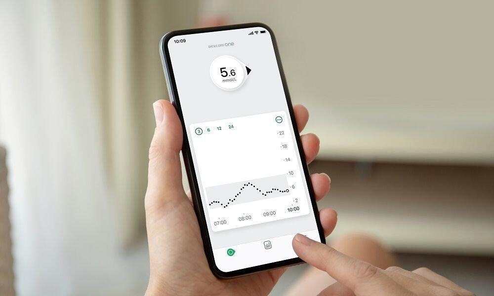 smartphone care afișează numărul mmol cu ​​o persoană care atinge opțiunea de pe smartphone-ul său